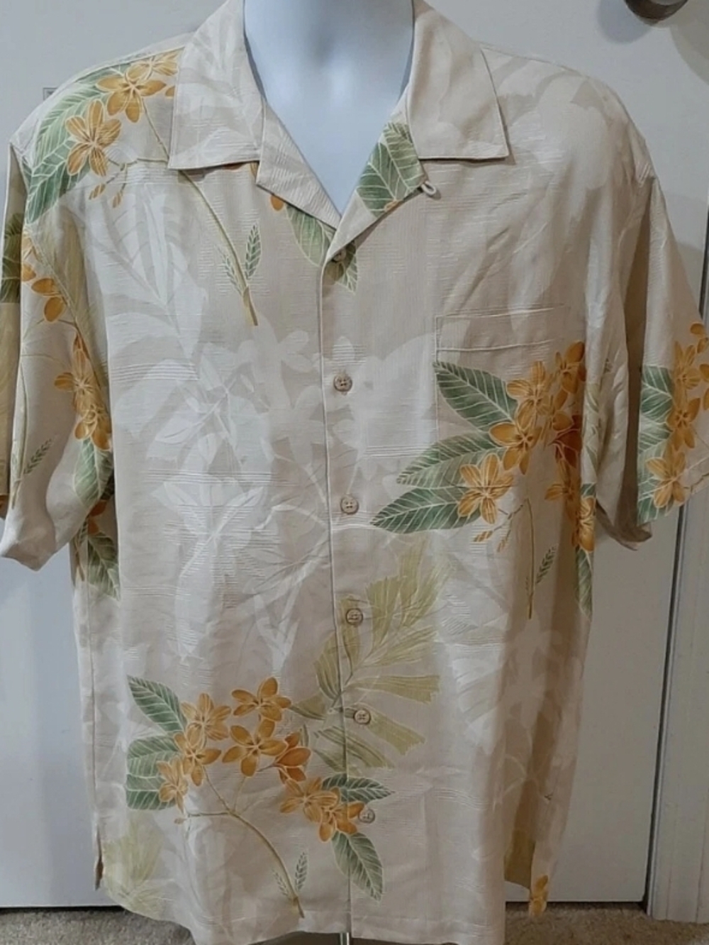 Tommy Bahama Men's Medium Button Front Cream Floral Short-Sleeve Camp Shirt